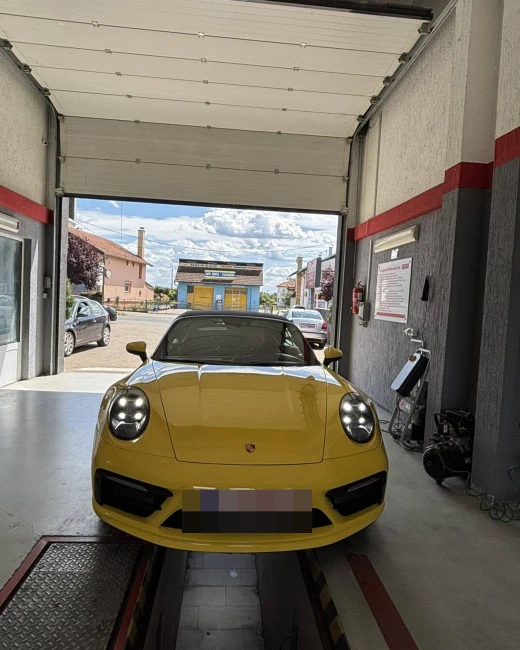Sportsko vozilo na liniji tehničkog pregleda u Brčkom