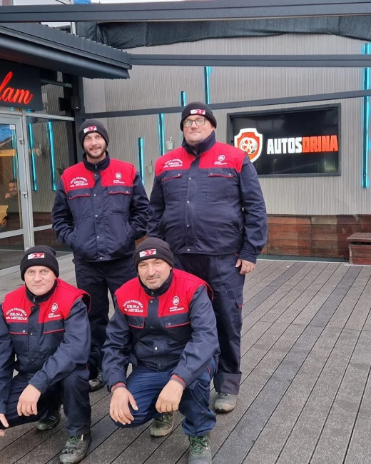 Zaposleni Autos Drine ispred Caffe Amsterdama